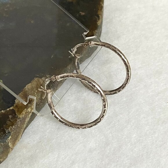 Sterling Silver 925 HAN 1.22" Round Diamond Cut Etched Pattern Hoop Earrings - Picture 6 of 15